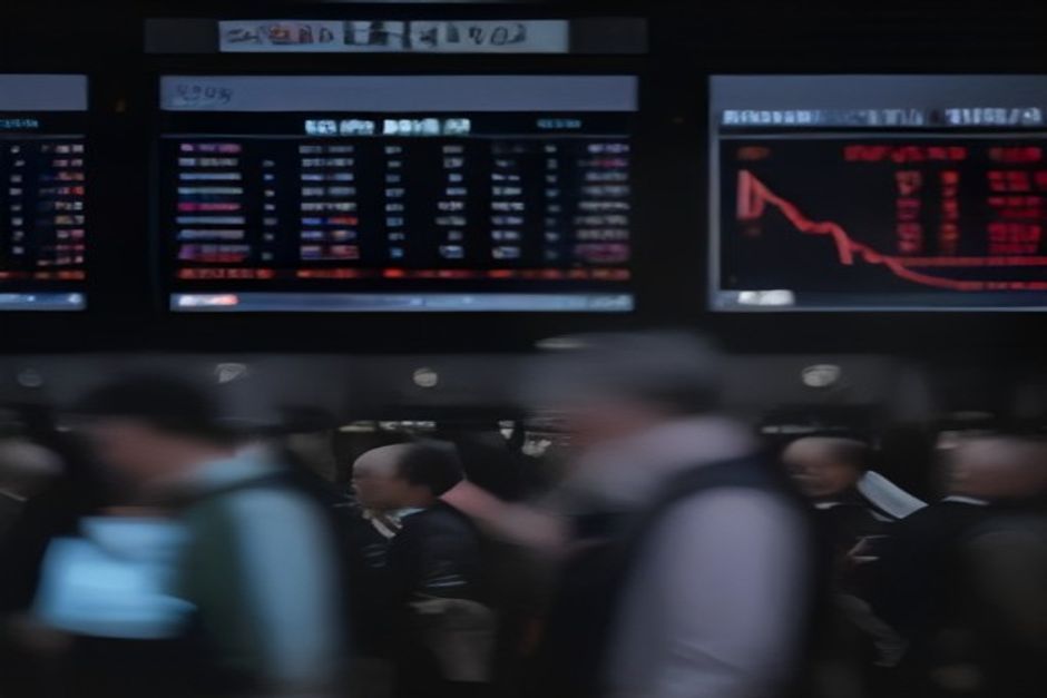 Oil Surges Amid Mideast Tensions; Dollar Holds Gains